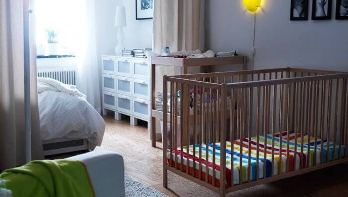 Однокомнатная квартира: детская зона в спальне родителей