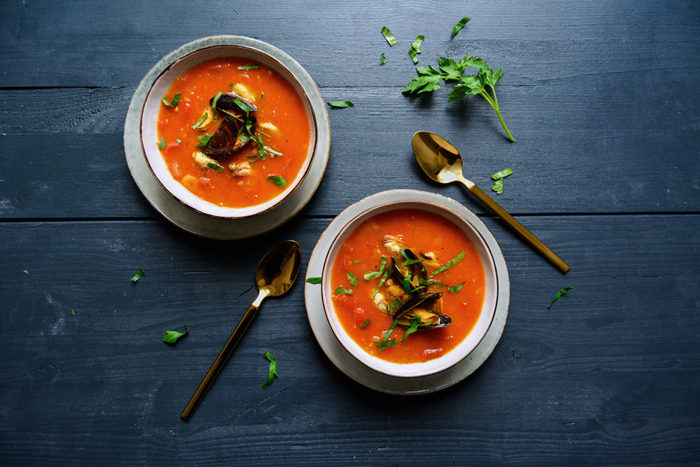 Ароматный томатный суп с шафраном и мидиями 