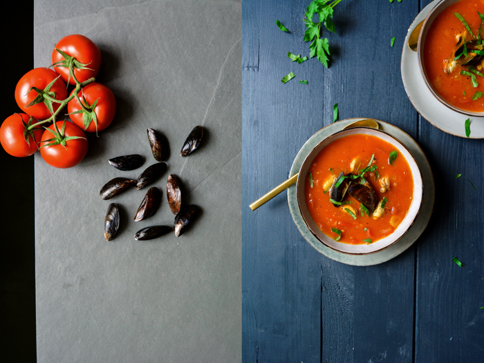 Ароматный томатный суп с шафраном и мидиями 