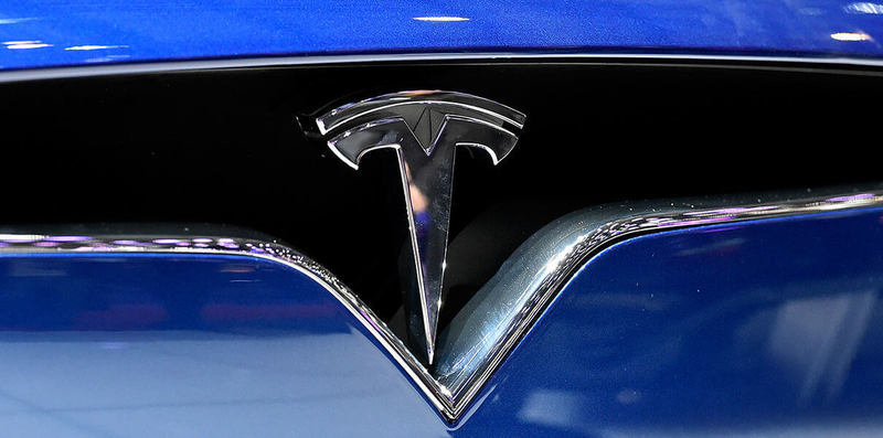 Tesla показала автоматизированную систему замены батарей электрокаров