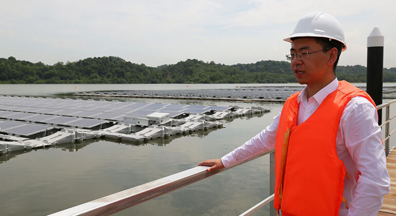 В Сингапуре запустили крупнейший в мире тестовый плавающий солнечный завод