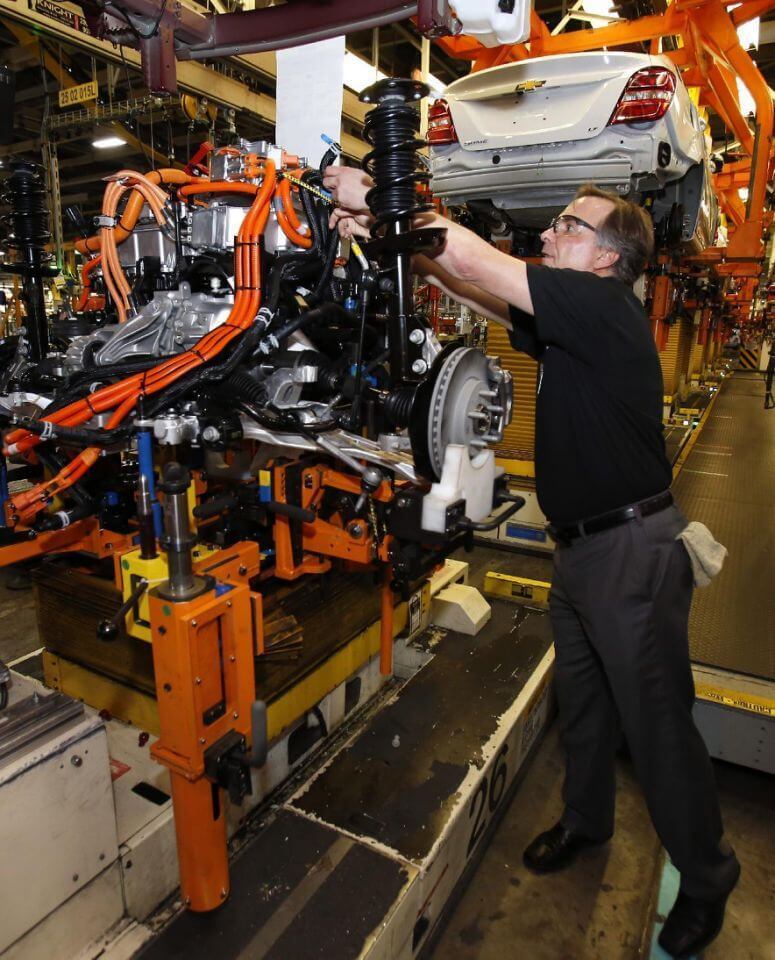 General Motors начинает производство 200-мильного Chevrolet Bolt 