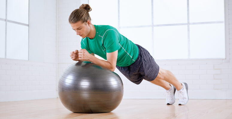 24 самых эффективных упражнения на фитболе, которые укрепят ваше тело
