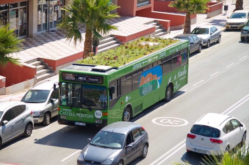 В Испании запустят автобусы с садами на крышах для очистки городского воздуха