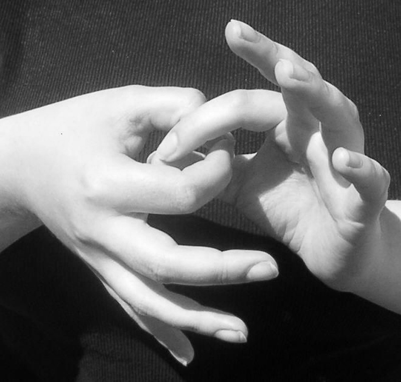 Кольцевой тест. Тест Омура кинезиология. Кольцевой тест Омура. Кольцо из пальцев. Жест любви.