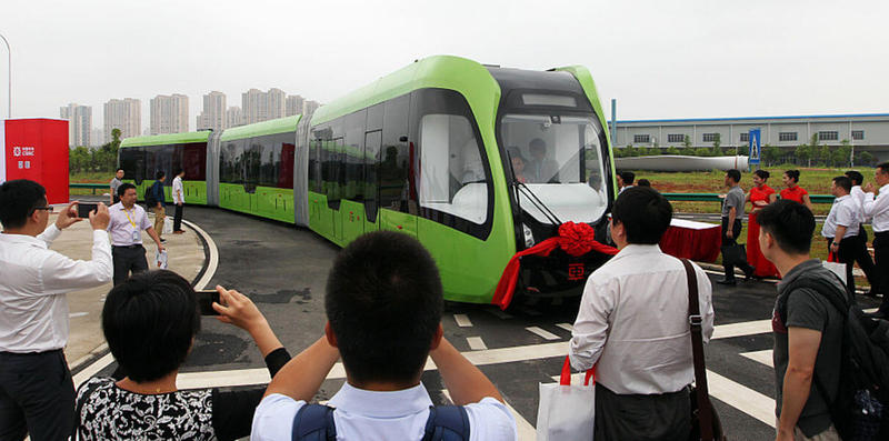 В Китае создан безрельсовый поезд-электробус