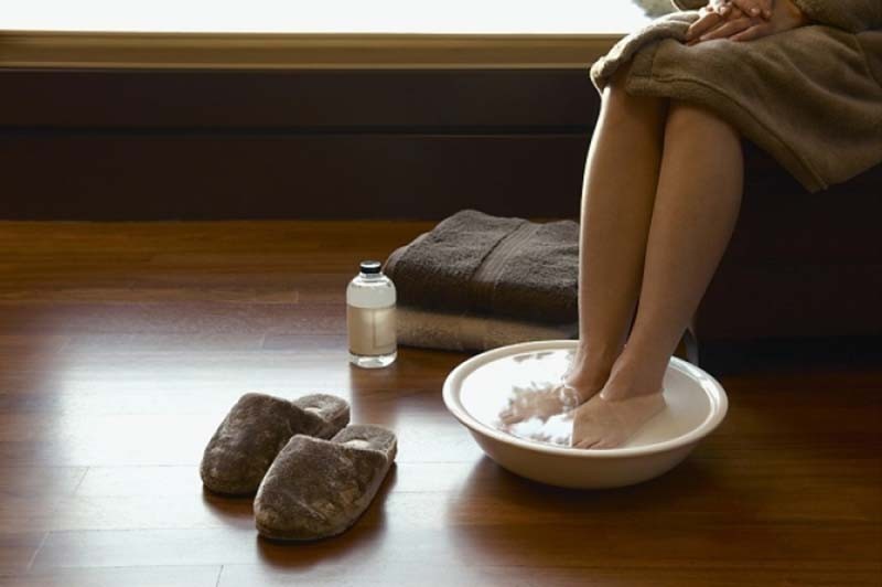 Ноги в горячей воде польза и вред. Домашние ванночки для ног: как распарить ноги быстро в домашних условиях? Польза горячих ванночек для ног