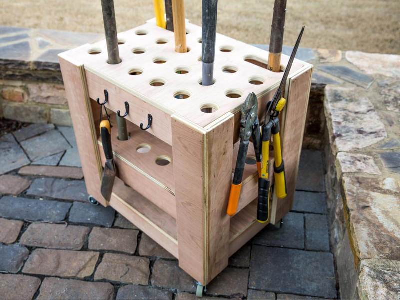 Мобильный деревянный ящик на колёсах для инвентаря