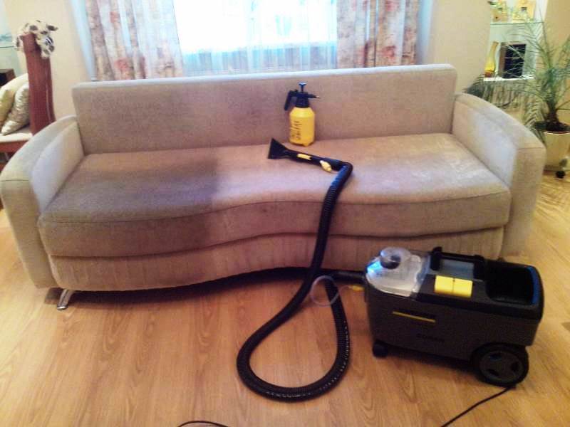 Как очистить диван в домашних условиях
