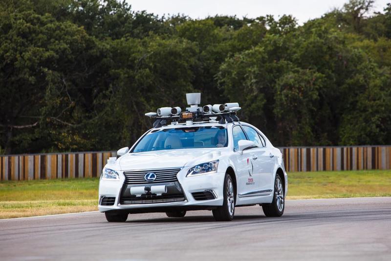 Toyota представила автомобиль-робот, в салоне которого сразу 2 водительских места