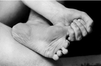 Упражнение, препятствующее образованию солевых отложений в суставах большого пальца ноги