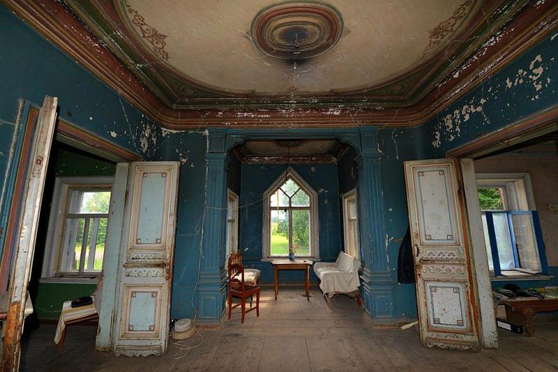Потрясающей красоты древнерусский дом в покинутой деревне