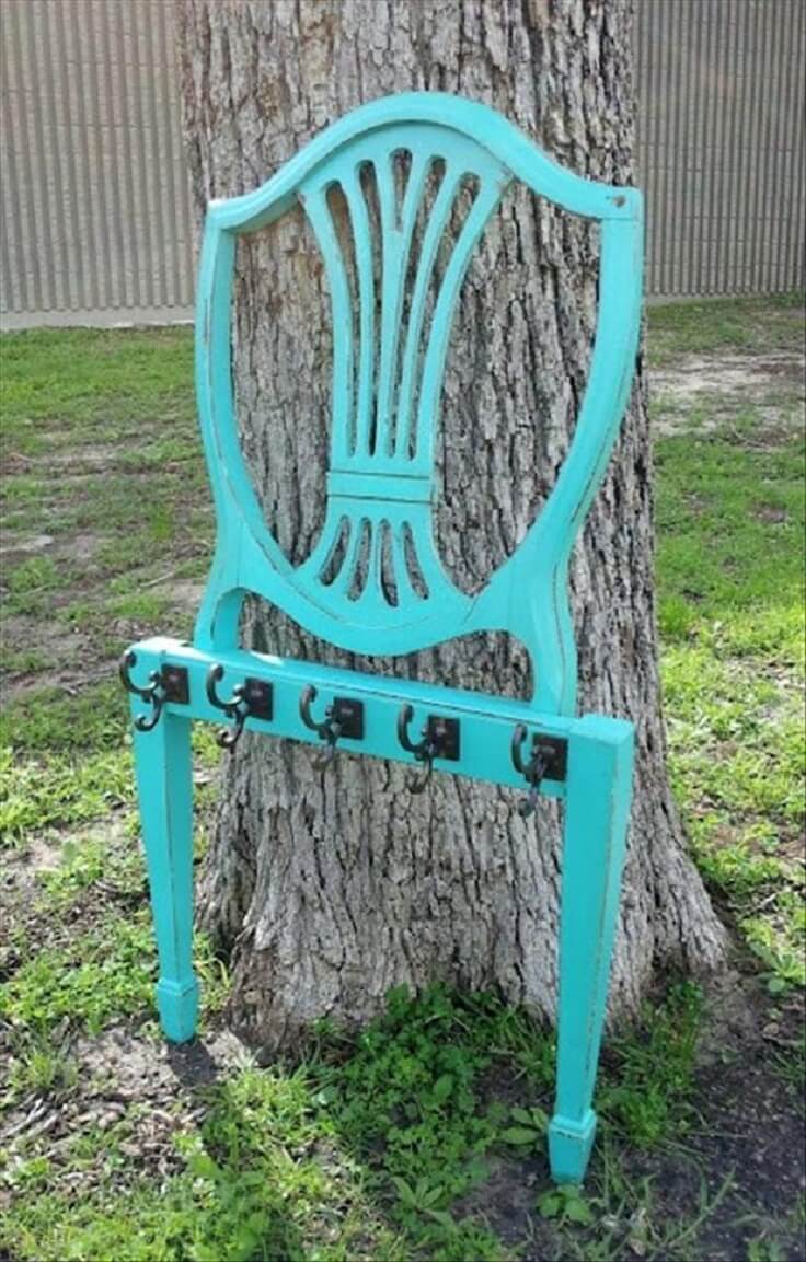 старый стул в дизайне сада