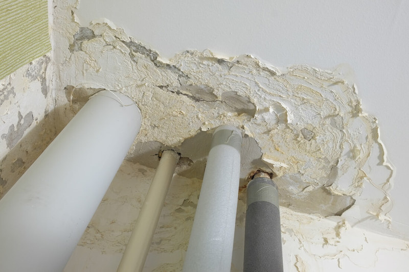 Ремонт потолка после протечки — восстановление отделки
