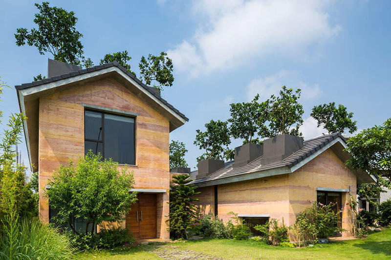 Современный дом из земли с деревьями на крыше
