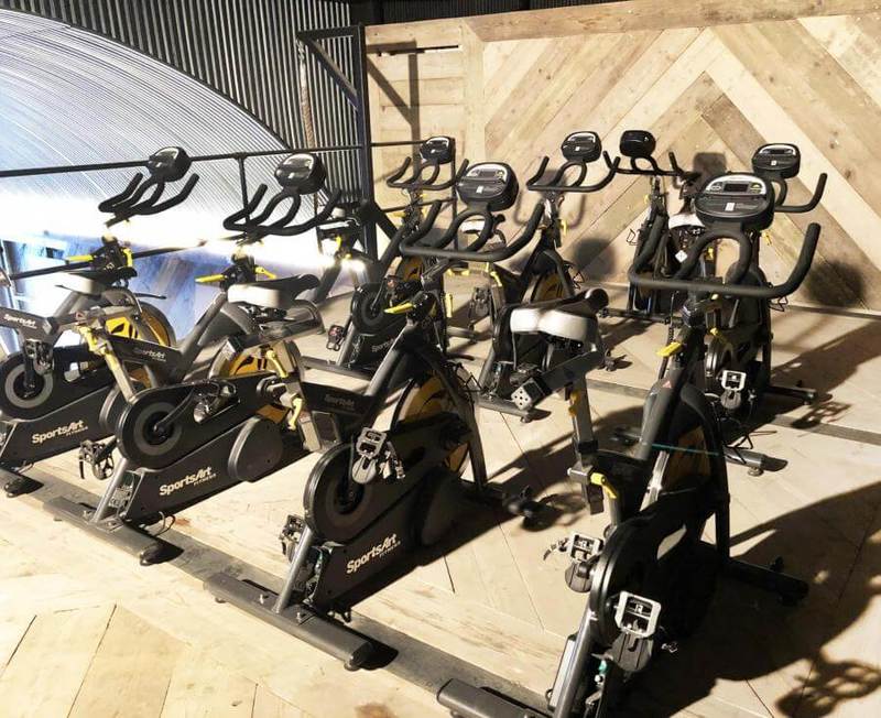 Посетители лондонского спортклуба использует велотренажеры для генерации электроэнергии