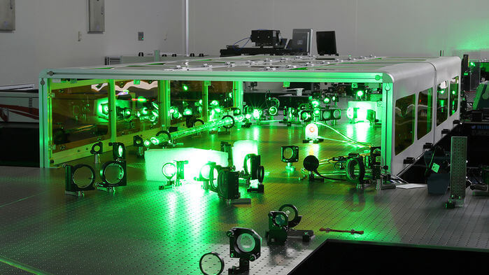 Физики планируют построить лазеры огромной мощности, способные разорвать пустое пространство