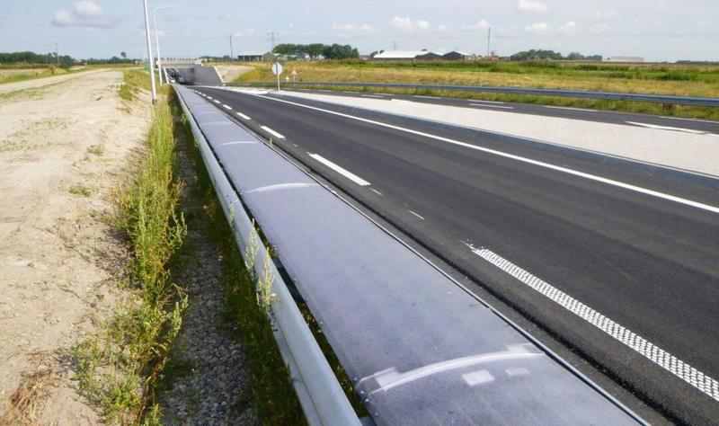 В Нидерландах тестируют 72 метра гибких солнечных элементов на разделительном барьере