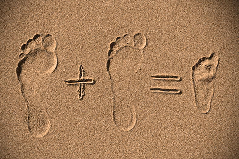 Следы на потерпевшем. Следы любви. Следы ног на песке. Следы ребенка на песке. Надпись на песке.