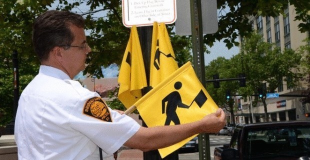 Пешеходов  в Форт-Лодердейла призывают останавливать машины с помощью флажков
