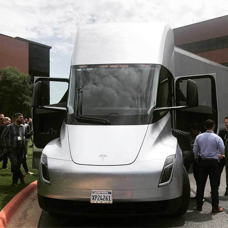 Электрогрузовик Tesla Semi проделал путешествие по США «в одиночку»