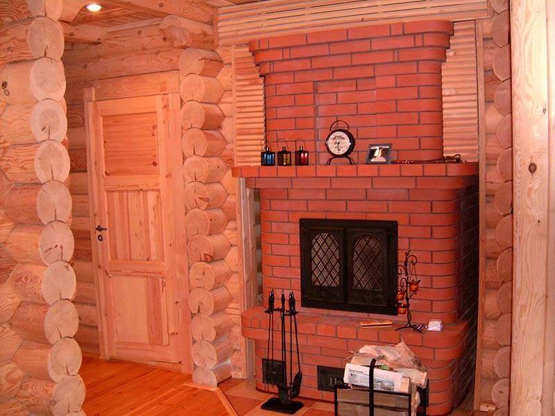 кирпичная печь в деревянном доме фото