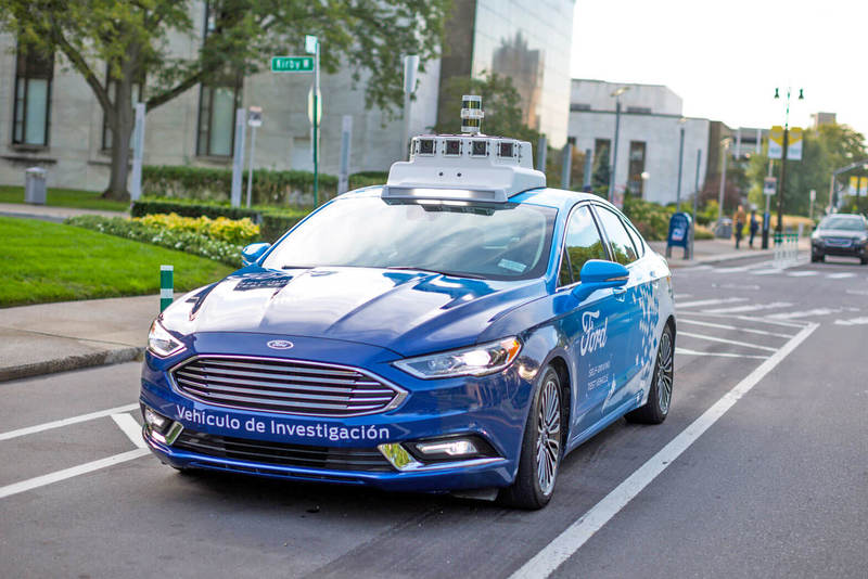 Ford разрабатывает систему управления робомобилем через смартфон