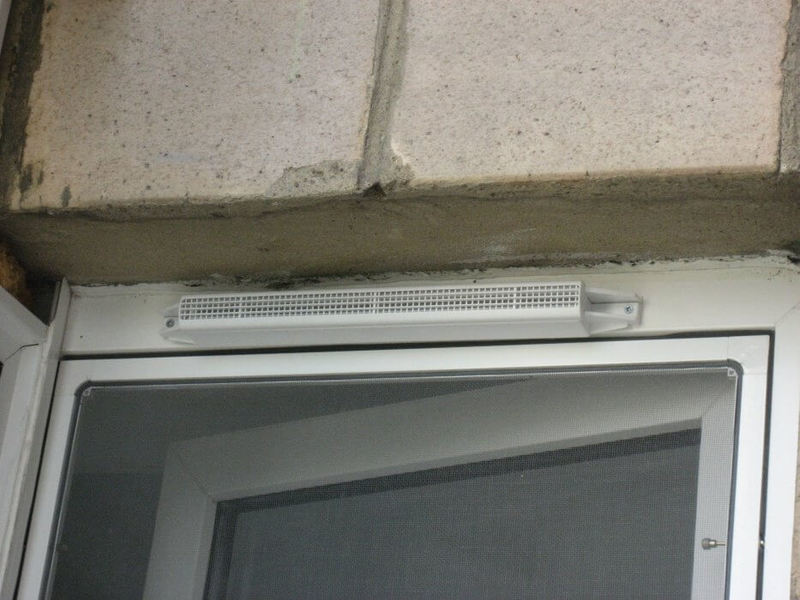 Как выбрать вентиляционный клапан на окно