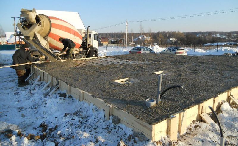 Особенности заливки фундамента зимой: способы прогрева бетона