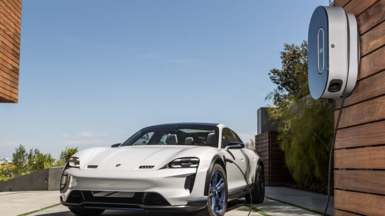 Электромобиль Porsche Taycan оказался популярным у владельцев Tesla