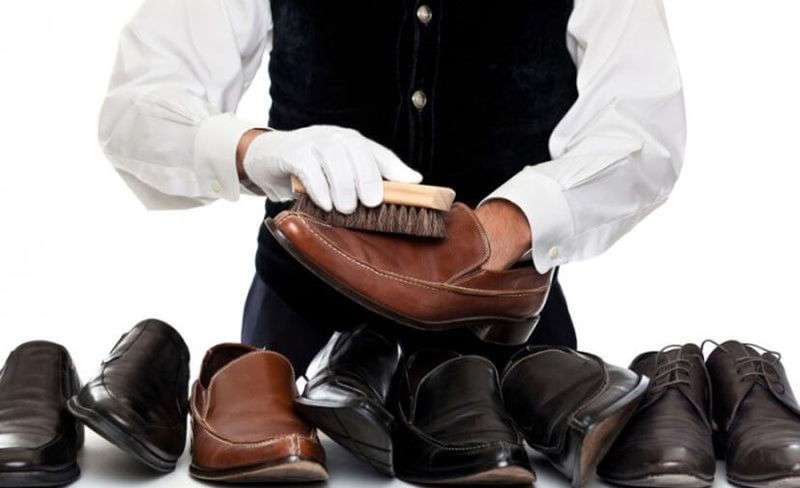 Узнайте, как правильно чистить обувь из разных материалов