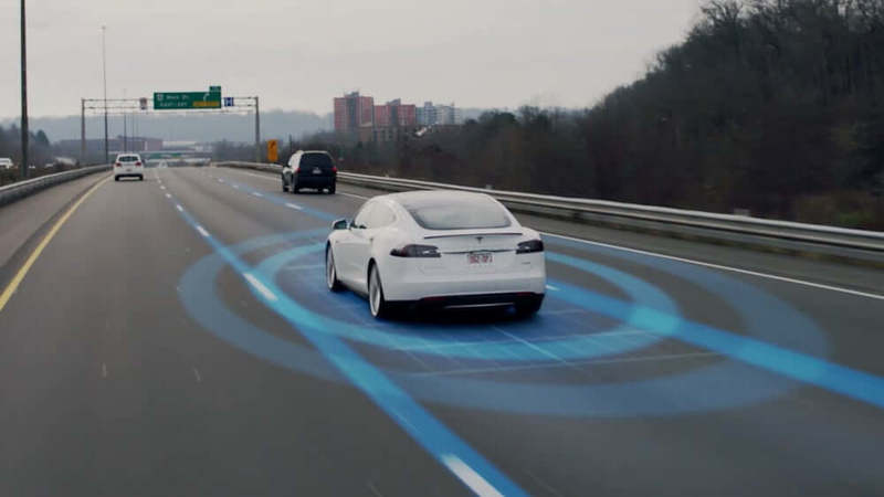 Автопилот Tesla научился определять смену полосы соседними автомобилями
