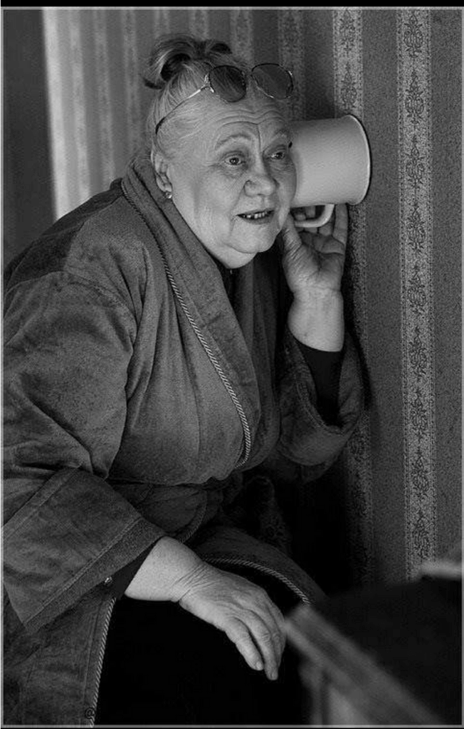 Старая женщина. Девушка подслушивает. Любопытная женщина. Соседка подслушивает.