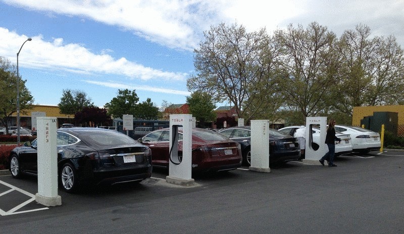 Элон Маск готов раскрыть технологии зарядки Tesla ради расширения рынка электромобилей