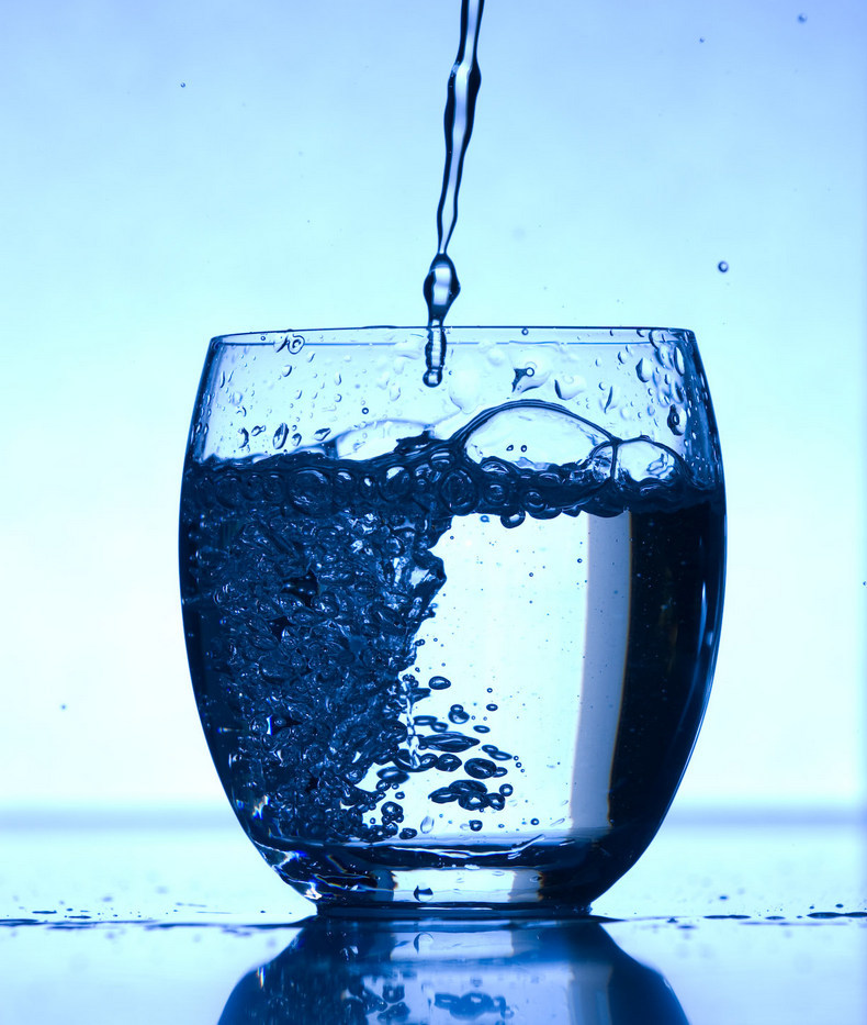 Если пить воду натощак, можно ослабить симптомы 22 болезней. Вот они