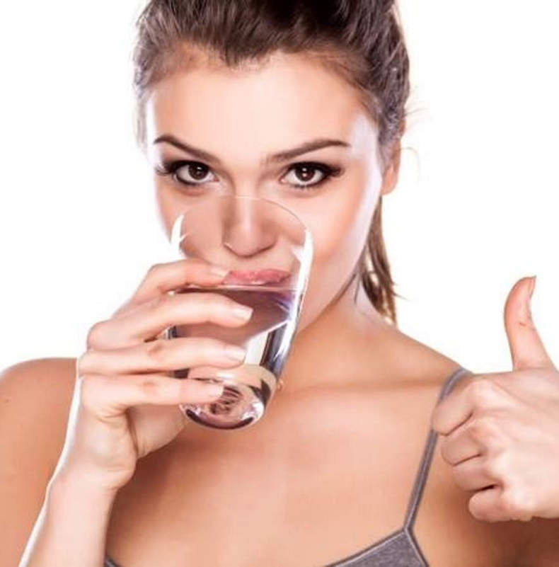 Если пить воду натощак, можно ослабить симптомы 22 болезней. Вот они