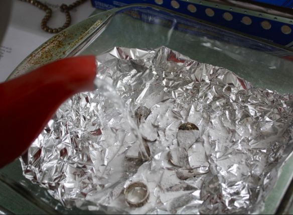Лайфхак: Как вернуть блеск серебряным украшениям с помощью фольги и соды