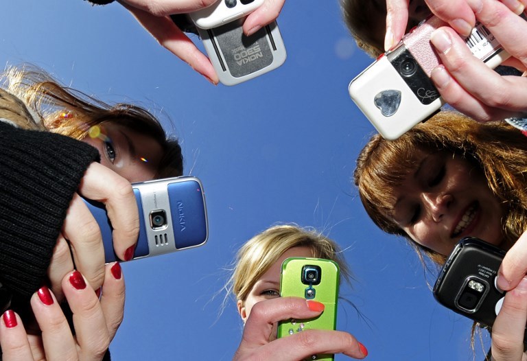 Франция запретила школьникам пользоваться мобильными телефонами