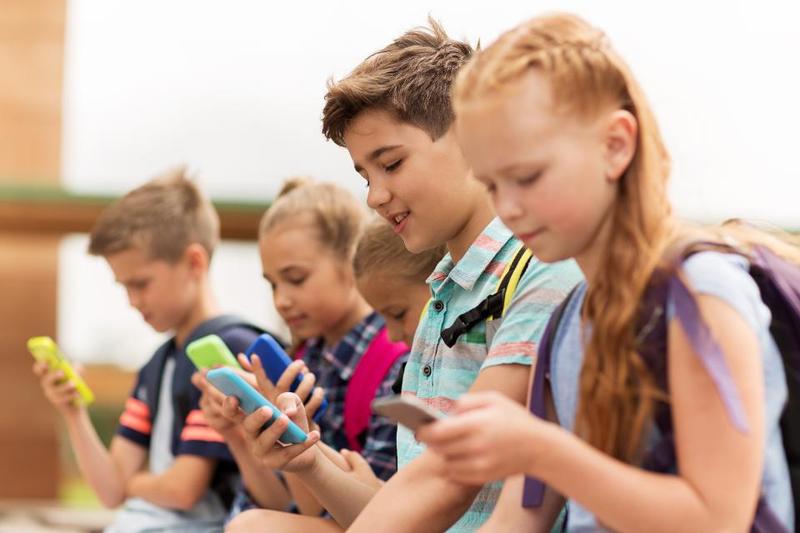 Франция запретила школьникам пользоваться мобильными телефонами