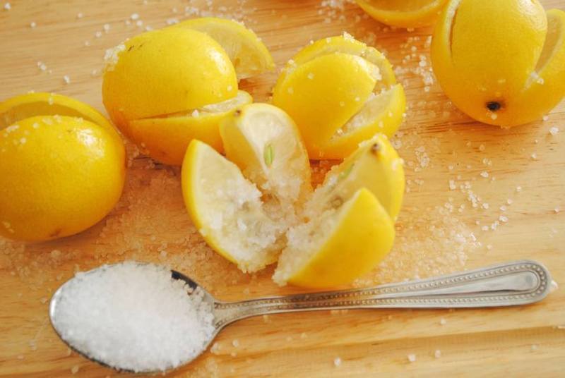 Узнайте зачем оставлять в спальне лимон с солью