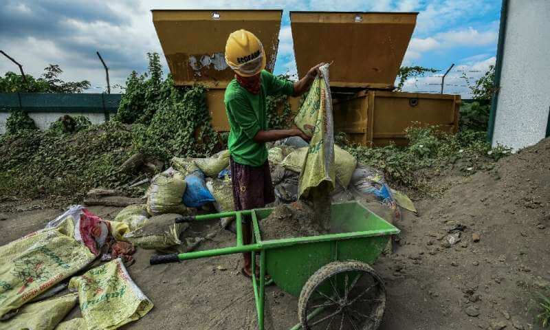Филиппинцы превращают вулканический пепел и пластиковый мусор в кирпичи