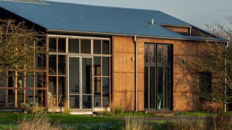 Британские архитекторы строят низкоуглеродный дом из конопли
