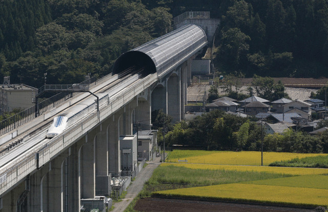 Япония проводит первое публичное испытание нового сверхбыстрого поезда