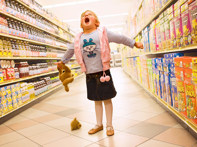 «Мама, купи!». Детские истерики в магазине: почему они возникают и как прекратить их без давления