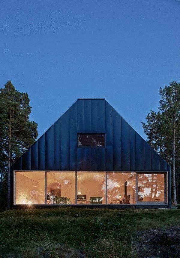 Деревянный дом в лесу на Стокгольмском архипелаге