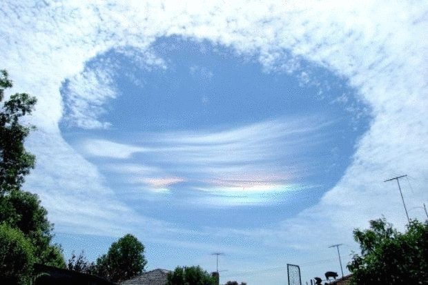 Редкое природное явление   в небе Австралии — облако с радугой внутри 