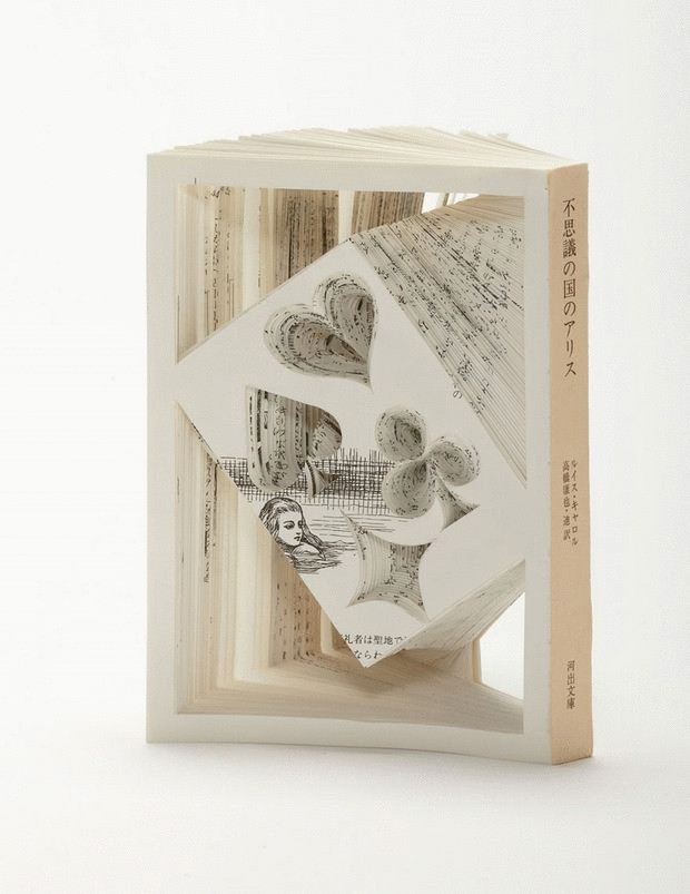 Томоко Такеда и его креативные скульптуры из книг