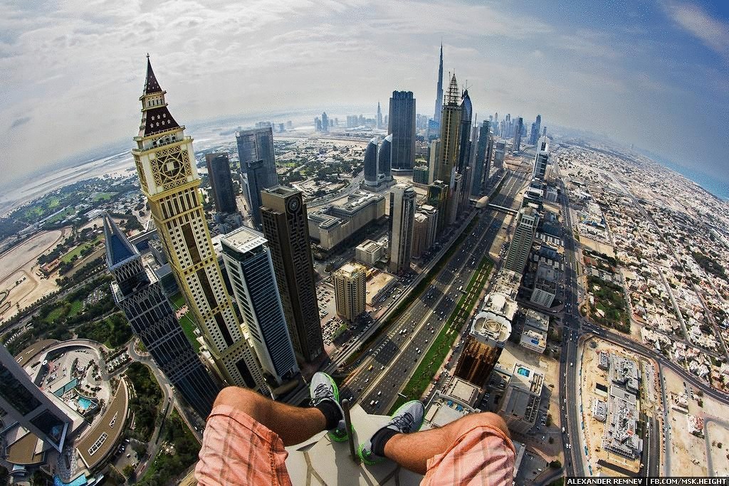 Нестандартная высота. Дубаи Бурдж-Халифа крыша. Бурдж Халифа вид с крыши. Небоскреб Бурдж-Халифа руферы. Бурдж Халифа от первого лица.