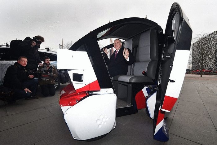 Очень британская машина: миниатюрное беспилотное авто LUTZ Pathfinder 