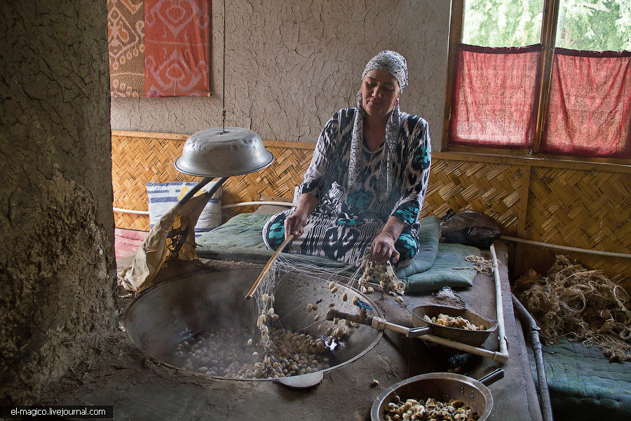 Сделай на узбекском. Как делают в Узбекистане шелк. Как делается в Узбекистане. Сделать по узбекский. Как сделать узбекский чалоб.